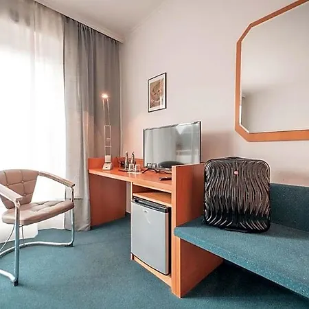 Airport Lounge Bed & Breakfast 3*